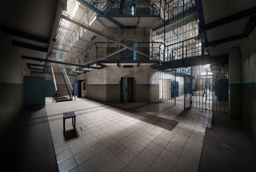 Zentrale Halle mit Galerieebenen, Gittertoren, Treppe und Licht aus dem Oberlicht
