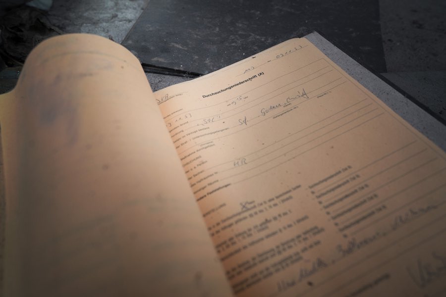 Aufgeschlagenes handschriftlich geführtes Anstaltsbuch mit vergilbten Seiten