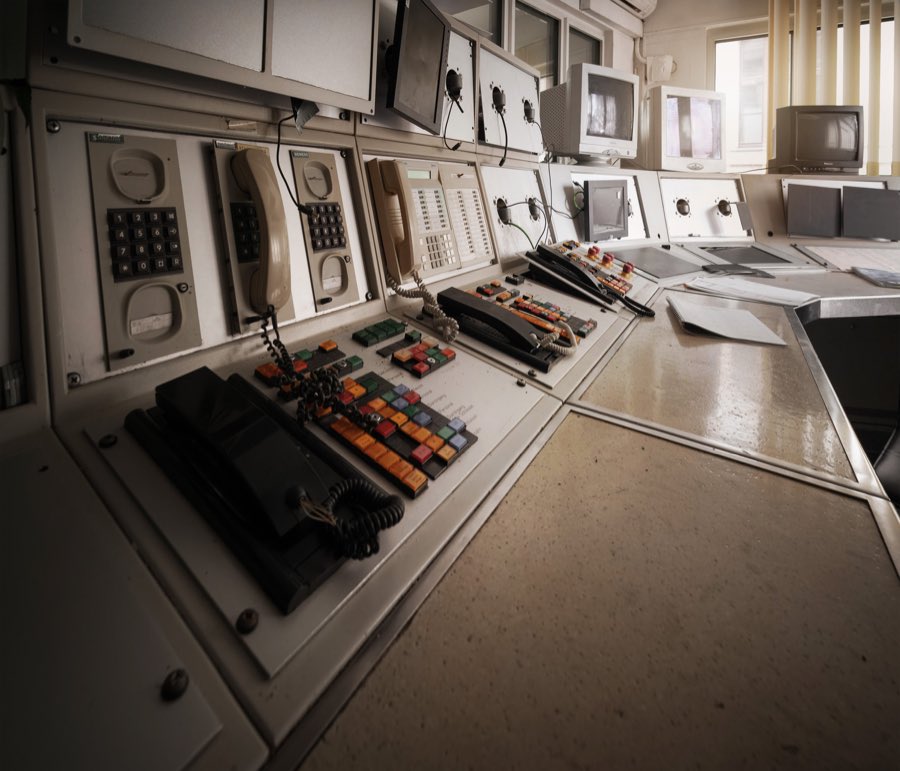 Erhaltene Schaltzentrale mit Bedienpulten, alten Telefonen und Monitoren