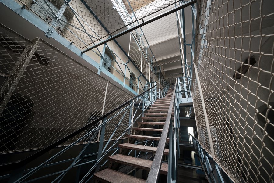 Stahltreppe im Zellentrakt, seitlich und oben mit Fangnetzen gesichert
